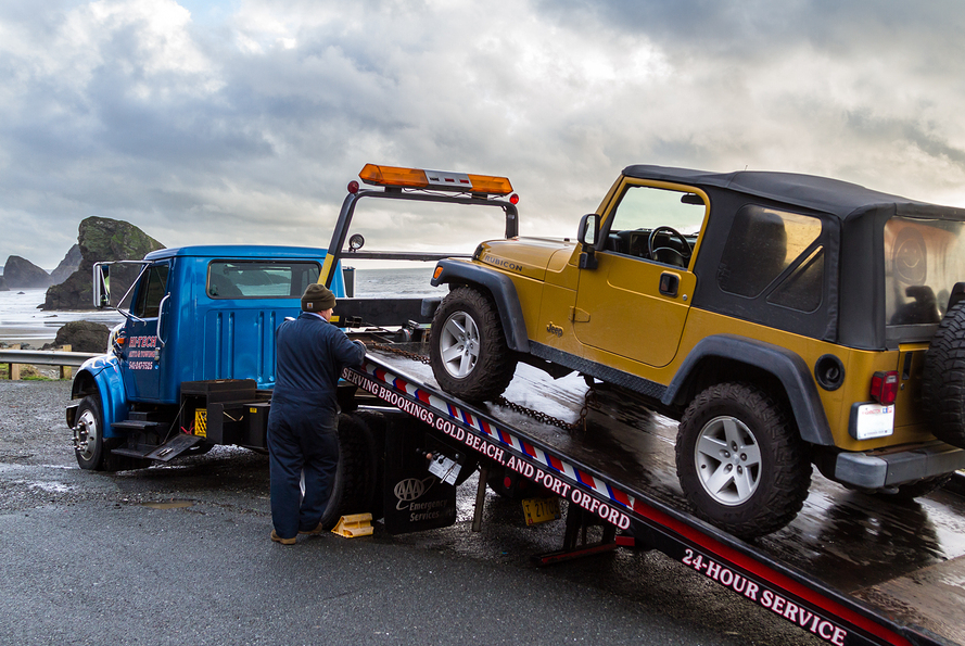 this is a picture of Deerfield Beach truck towing